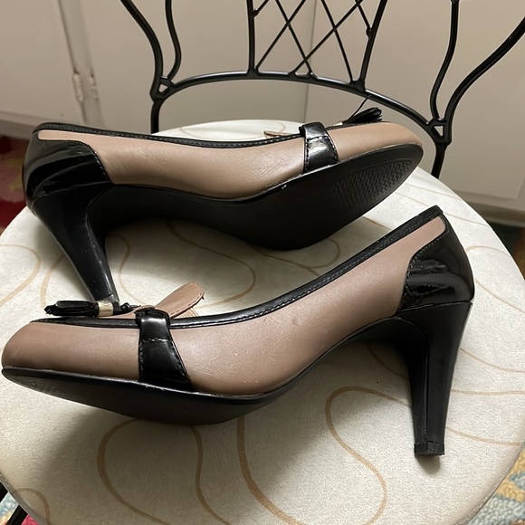 Joan & David Taupe & Black Leather/Patent Pumps - Picture 3 of 8